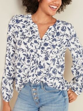 XS/S 100% Rayon Women's White & Navy Floral Split-Neck Popover V-Neck Blouse